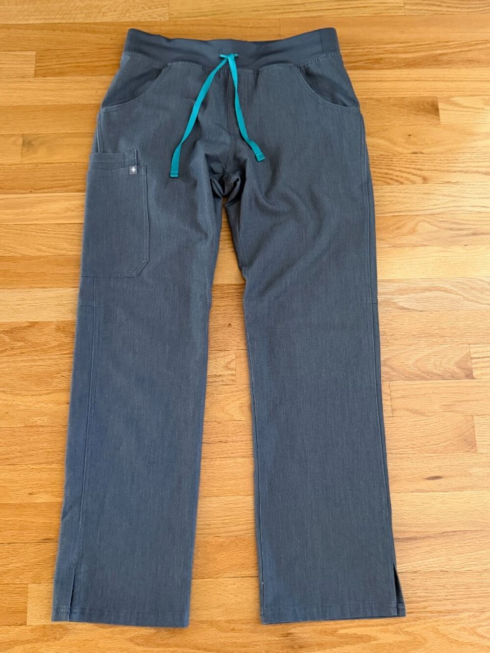 Kade Straight-Leg Scrub Pants in Graphite Gray Size Small
